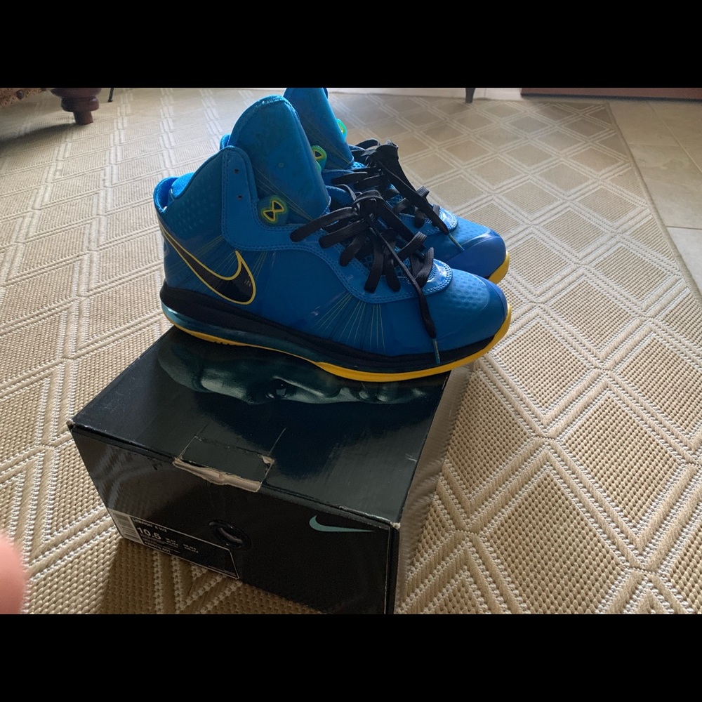 Lebron entourage 8 size 10.5